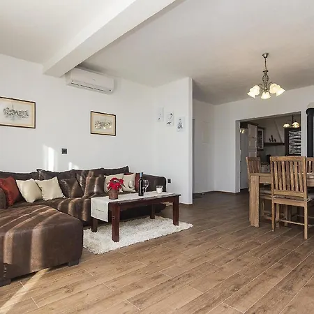 Ferienhaus In Veliko Brdo Mit Grill, Garten Und Terrasse Holiday home *